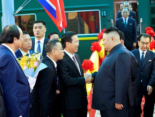 Trưởng ban Tuyên giáo Trung ương Võ Văn Thưởng bắt tay Nhà lãnh đạo Triều Tiên Kim Jong-un